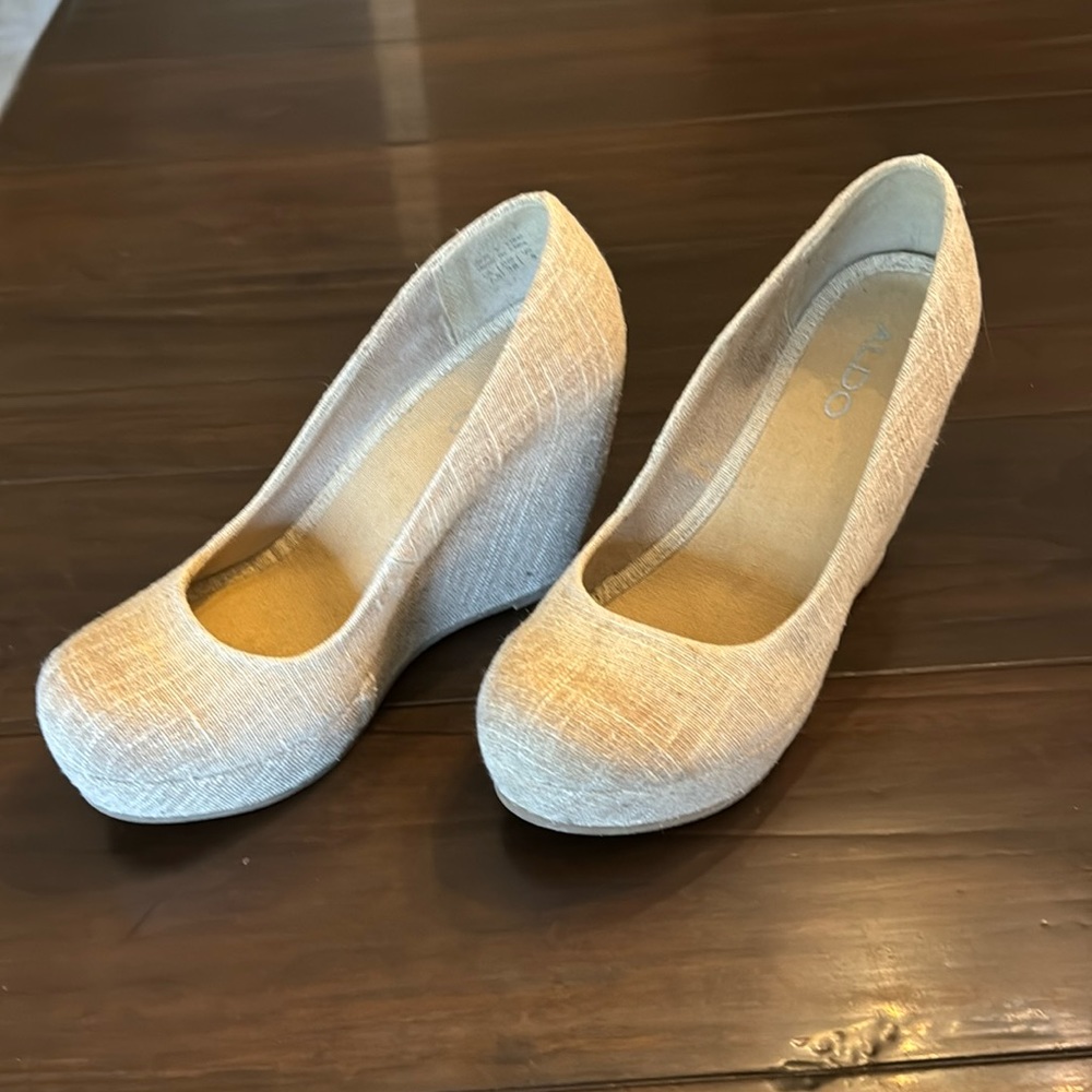 7.5 Natural/Oatmeal Aldo wedge  platform heels. Very good condition